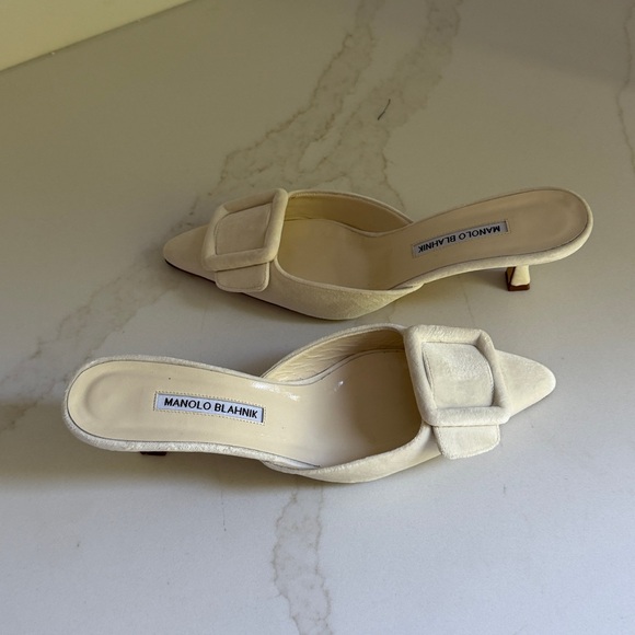 Manolo Blahnik Cream Suede Pointed-Toe Mules with Buckle - Picture 10 of 11